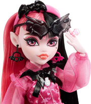 Monster High: Draculaura - Signature Look with Fashion Accessories Pet Bat Count Fabulous Toys & Games Mattel