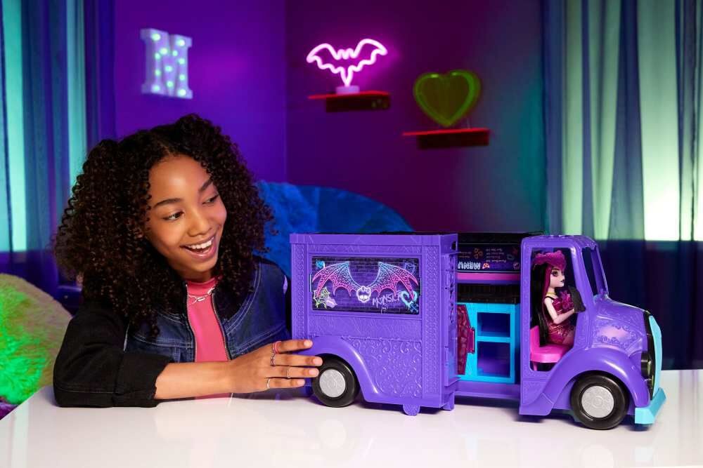 Monster High: Fangtastic Rockin Food Truck Draculaura Doll & Playset & Pullout Stage Toys & Games Mattel