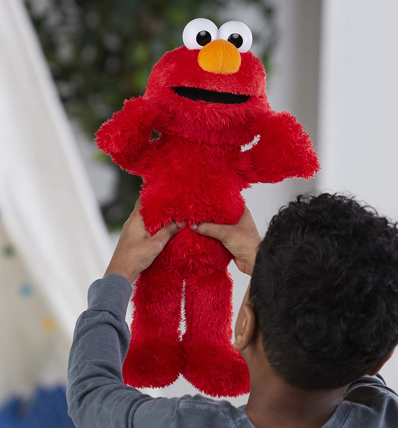 Elmo Loves to Hug 14-Inch Plush Toy Plushies Hasbro
