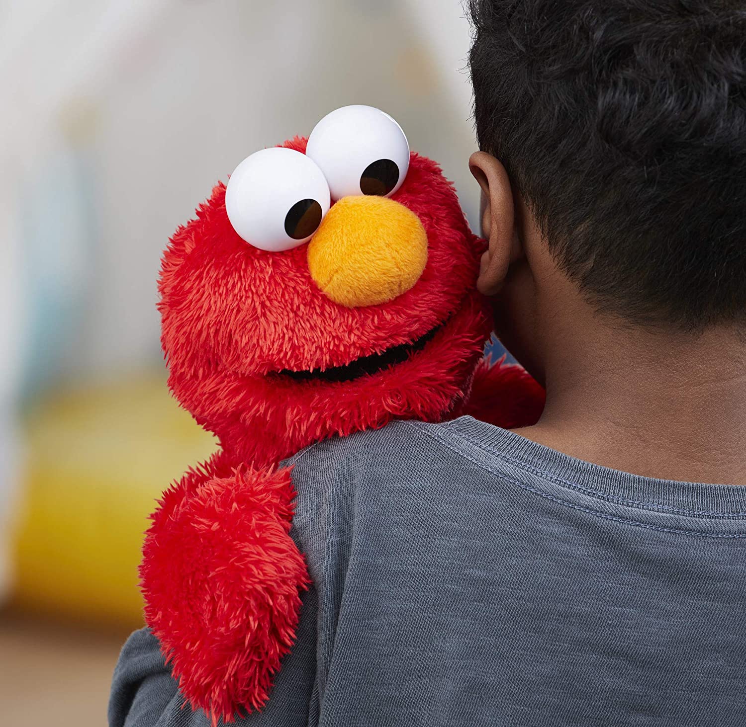 Elmo Loves to Hug 14-Inch Plush Toy Plushies Hasbro