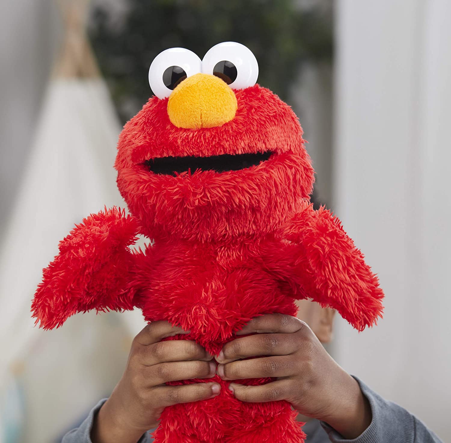 Elmo Loves to Hug 14-Inch Plush Toy Plushies Hasbro