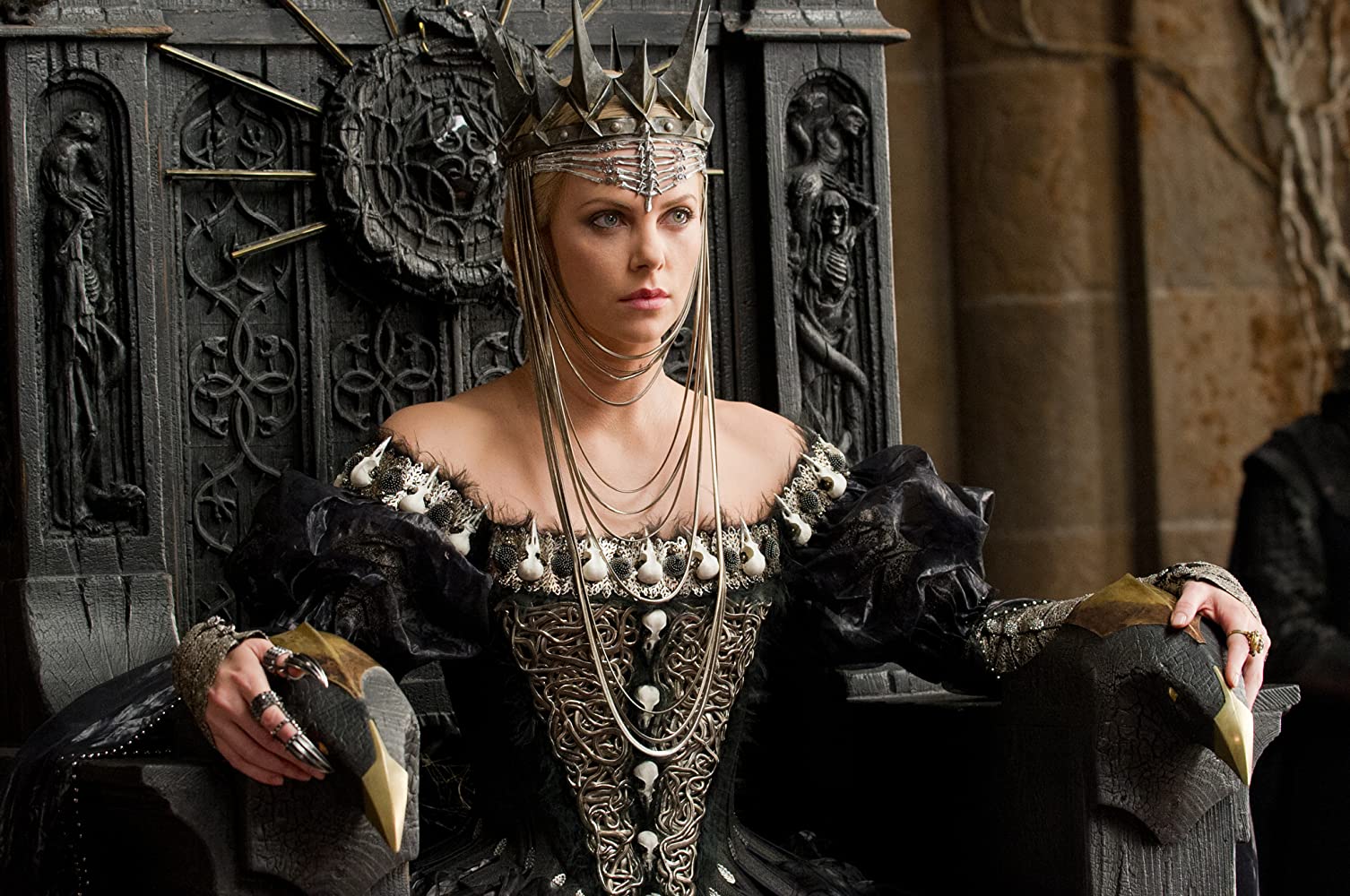 Snow White & the Huntsman - Limited Edition SteelBook [Blu-ray + DVD + Digital] DVDs & Blu-Rays Universal Pictures   